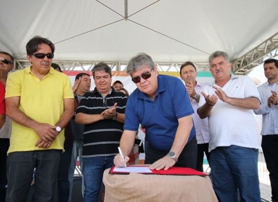 João Azevêdo autoriza investimento de R$ 3,1 milhões para obras de esgotamento sanitário em São João do Cariri