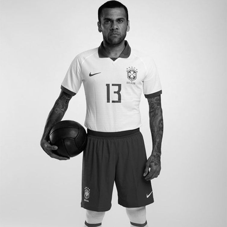 Daniel Alves será o capitão da seleção na Copa América. O Brasil entrará em campo com o uniforme que homenageia os 100 anos do primeiro título sul-americano