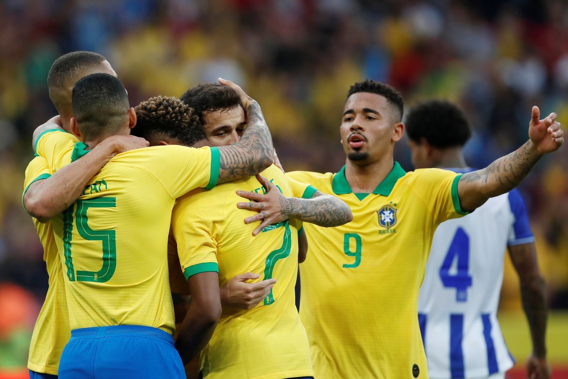 Copa América 2019: Philippe Coutinho comemora com companheiros ao marcar o terceiro gol do Brasil contra Honduras