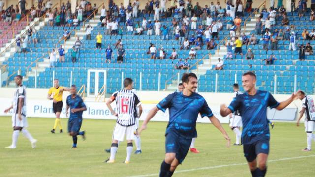 Vinícius Simon celebra um dos gols do Confiança