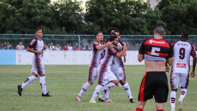 Eudair, autor dos dois gols da vitória do Jacuipense, comemora o primeiro